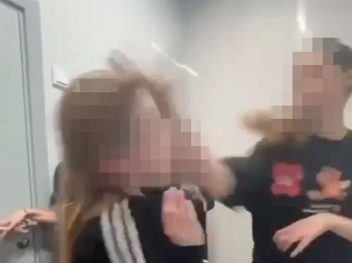    Школьницы избили сверстницу в Котельниках. Кадр видео© Соцсети