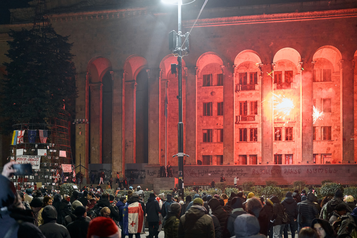     Протестующие у здания грузинского парламента / Vlada Liberova/Libkos