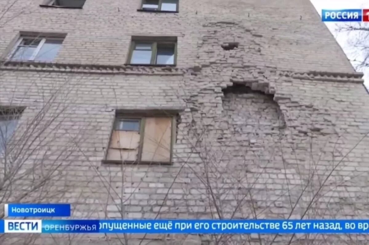    Разваливающееся общежитие в центре Новотроицка пугает своим состоянием