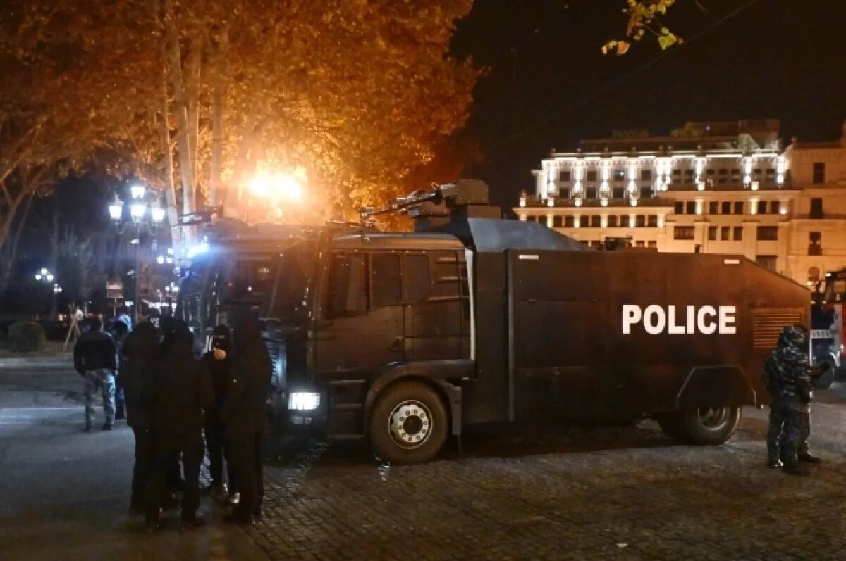    В Тбилиси перед выборами президента к зданию парламента стягивают полицию