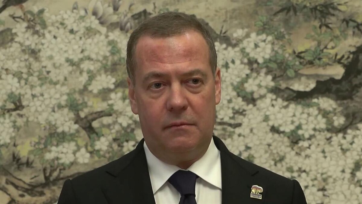 Медведев грустит в Китае