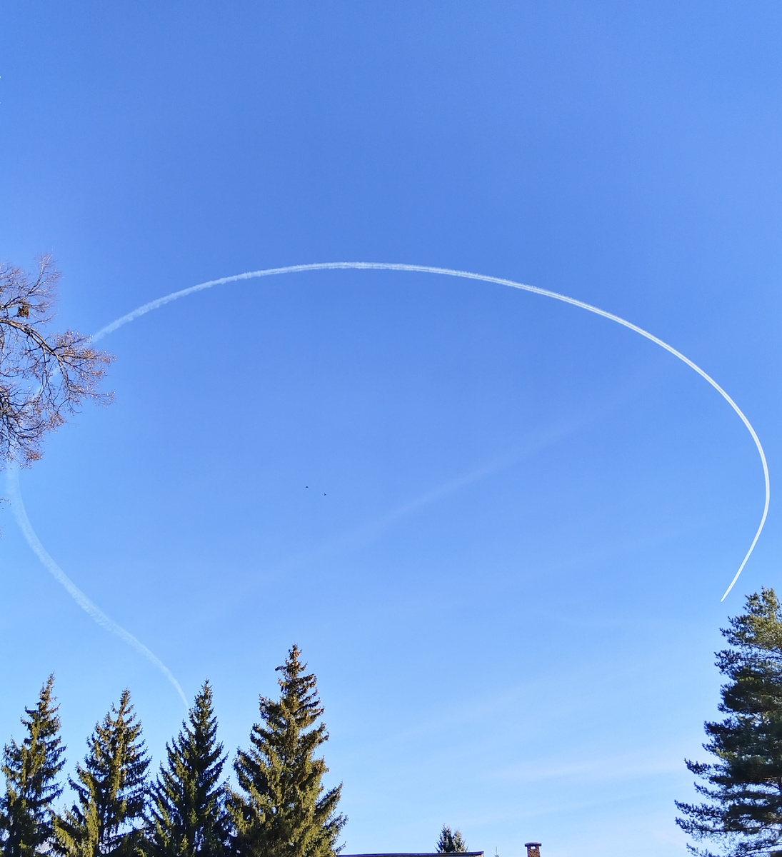 Художественно пролетел самолет)