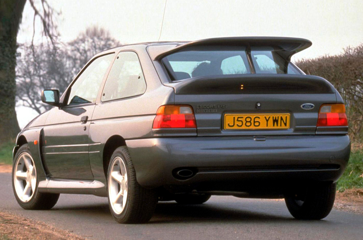    Ралли-кар снаружи выглядит как хэтчбек Escort на стероидах, но на самом деле это «маскировка». RS Cosworth не имеет к массовой переднеприводной модели никакого отношения, а построен на основе своего предшественника — Ford Sierra RS Cosworth с продольной компоновкой и полным приводом. Двухлитровый двигатель с турбокомпрессором развивает 227 л.с.   
Ford