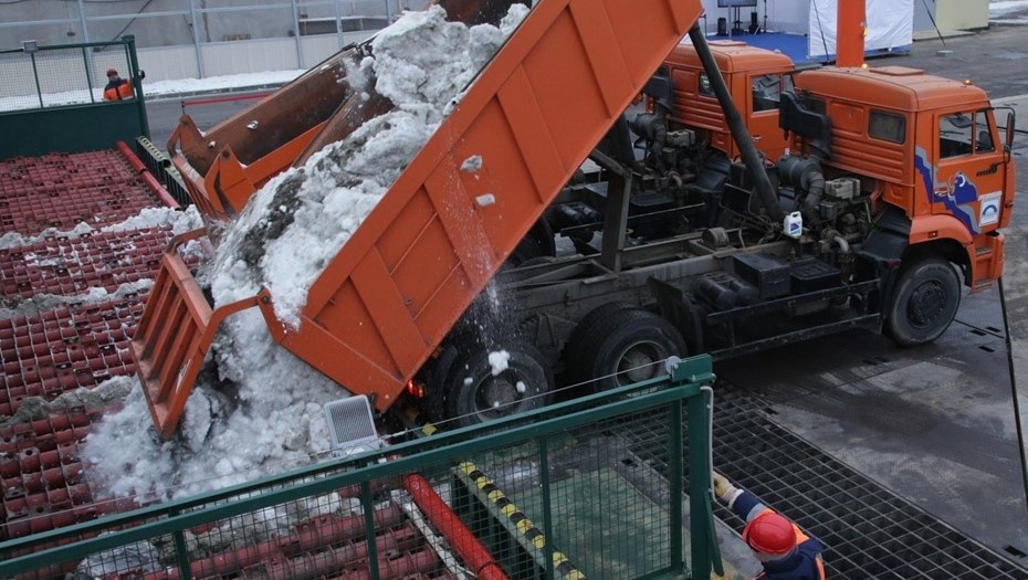    Работа снегоплавильного пункте на Шкиперском протоке на Васильевском острове Автор фото: Ваганов Антон