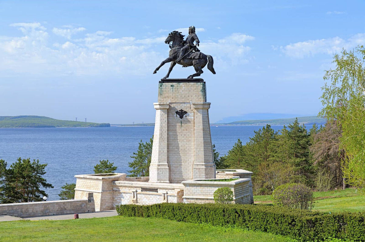 Памятник В.Н. Татищеву (фото из интернета)