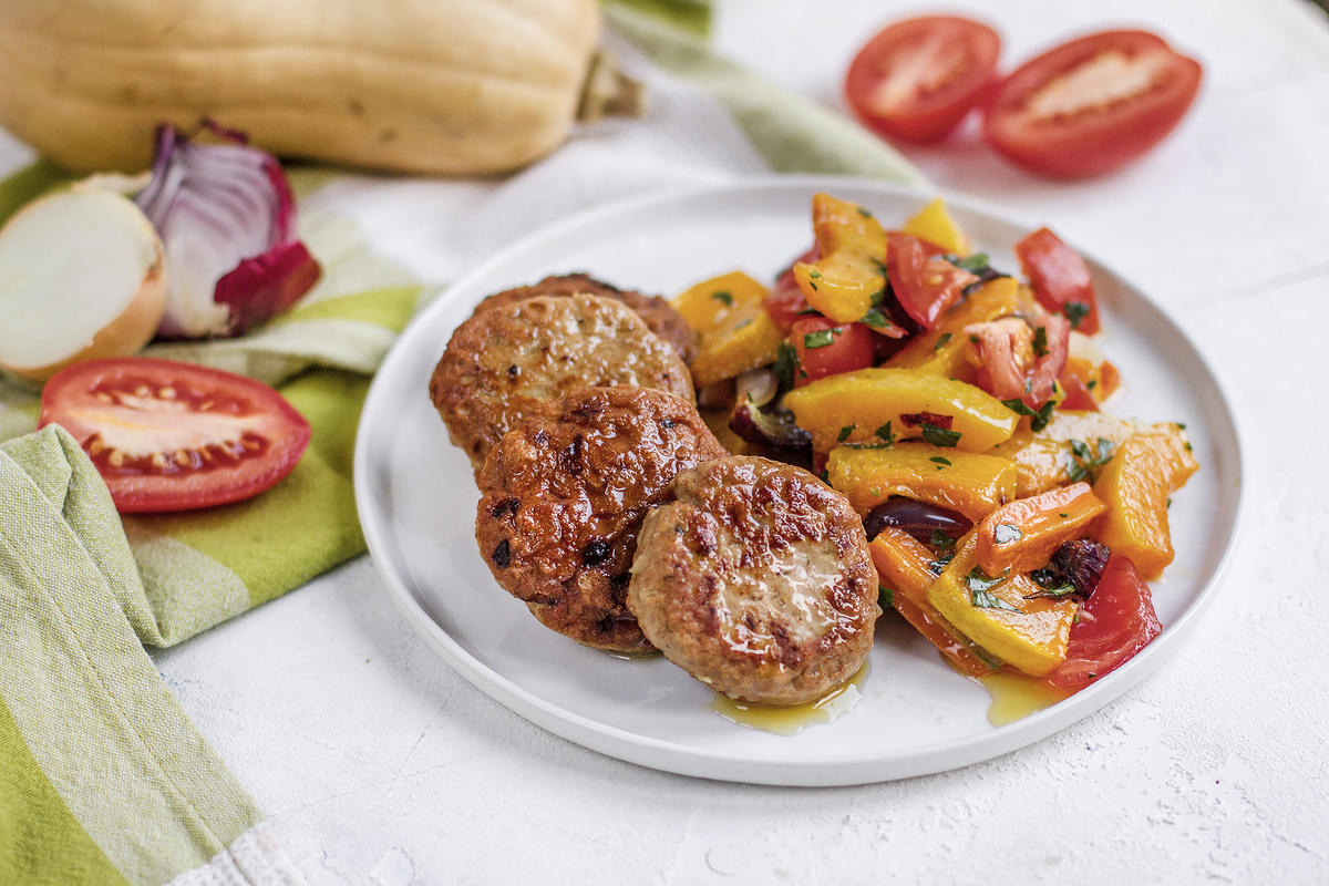 
Котлеты из кролика с печеными овощами