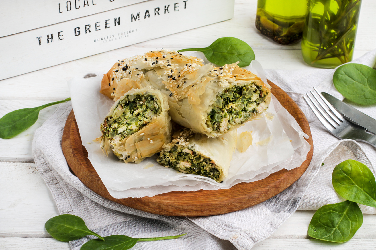 Спанакопита — греческий пирог из теста фило с цыпленком и шпинатом