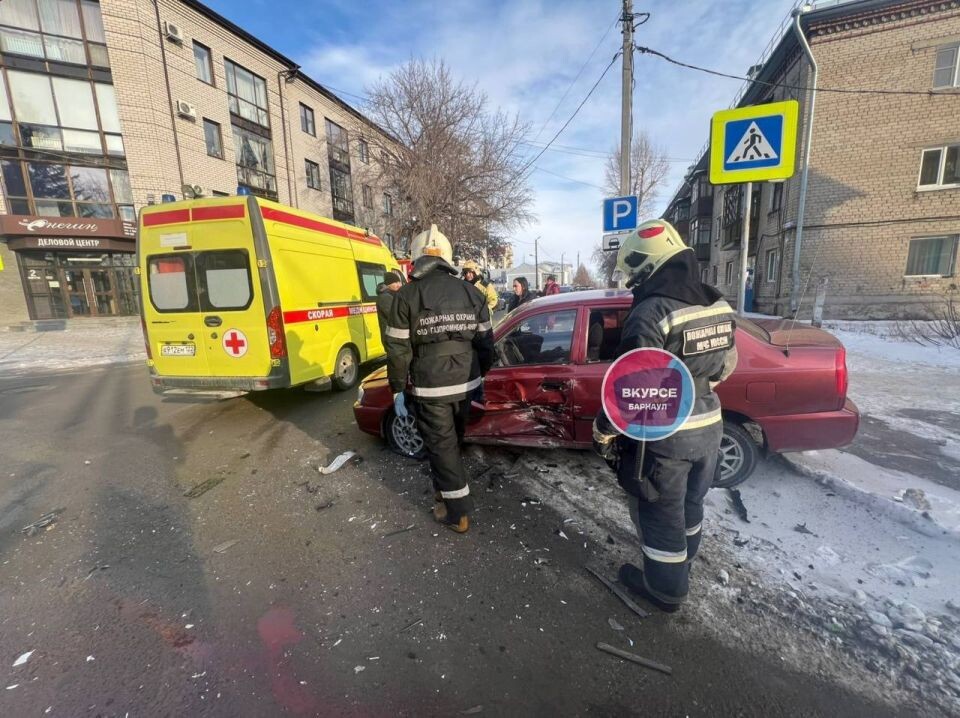    ДТП на пересечении улиц Ползунова / Максима Горького. Источник: Страховой аварком, t.me/vkurse22