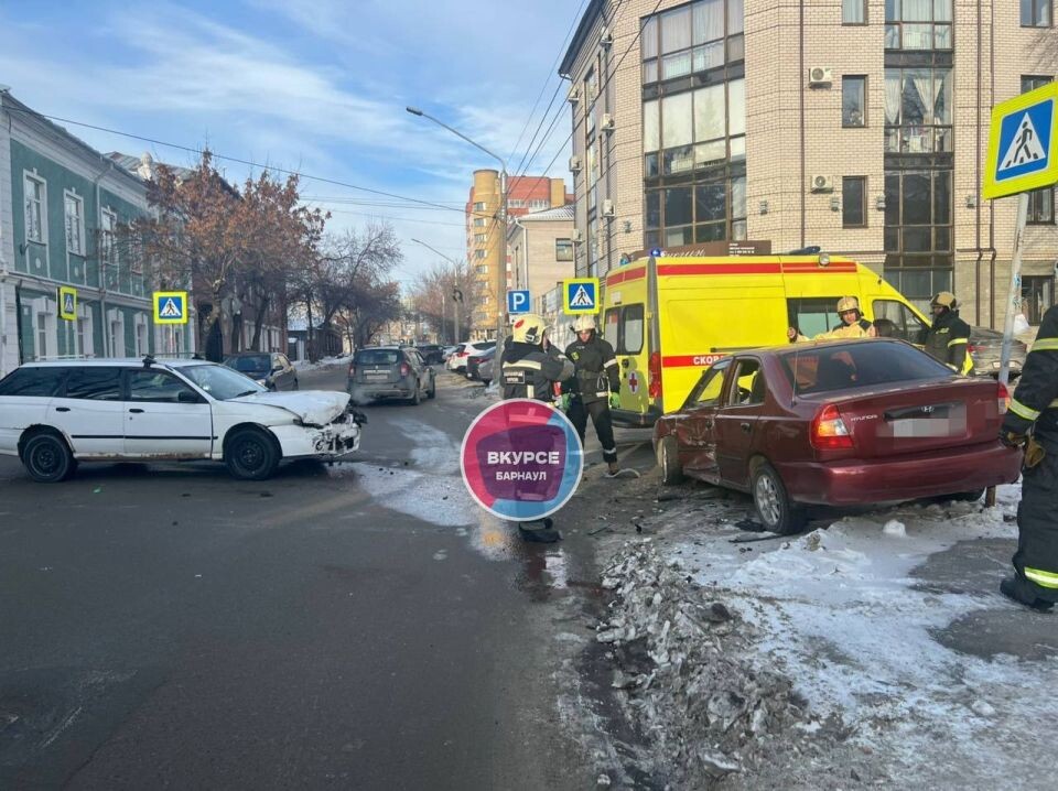    ДТП на пересечении улиц Ползунова / Максима Горького. Источник: Страховой аварком, t.me/vkurse22