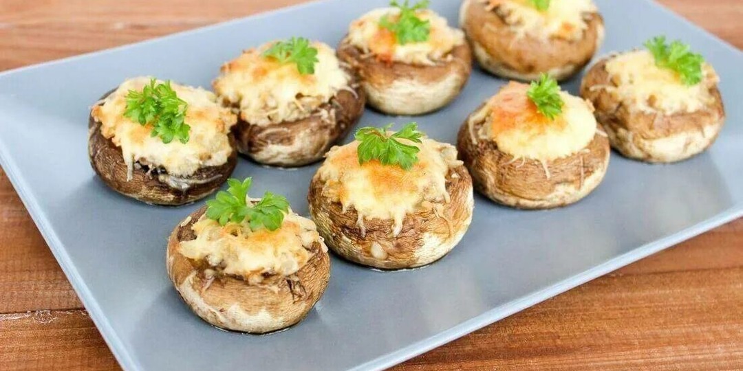 ФАРШИРОВАННЫЕ ШАМПИНЬОНЫ, ЗАПЕЧЕННЫЕ В ДУХОВКЕ.