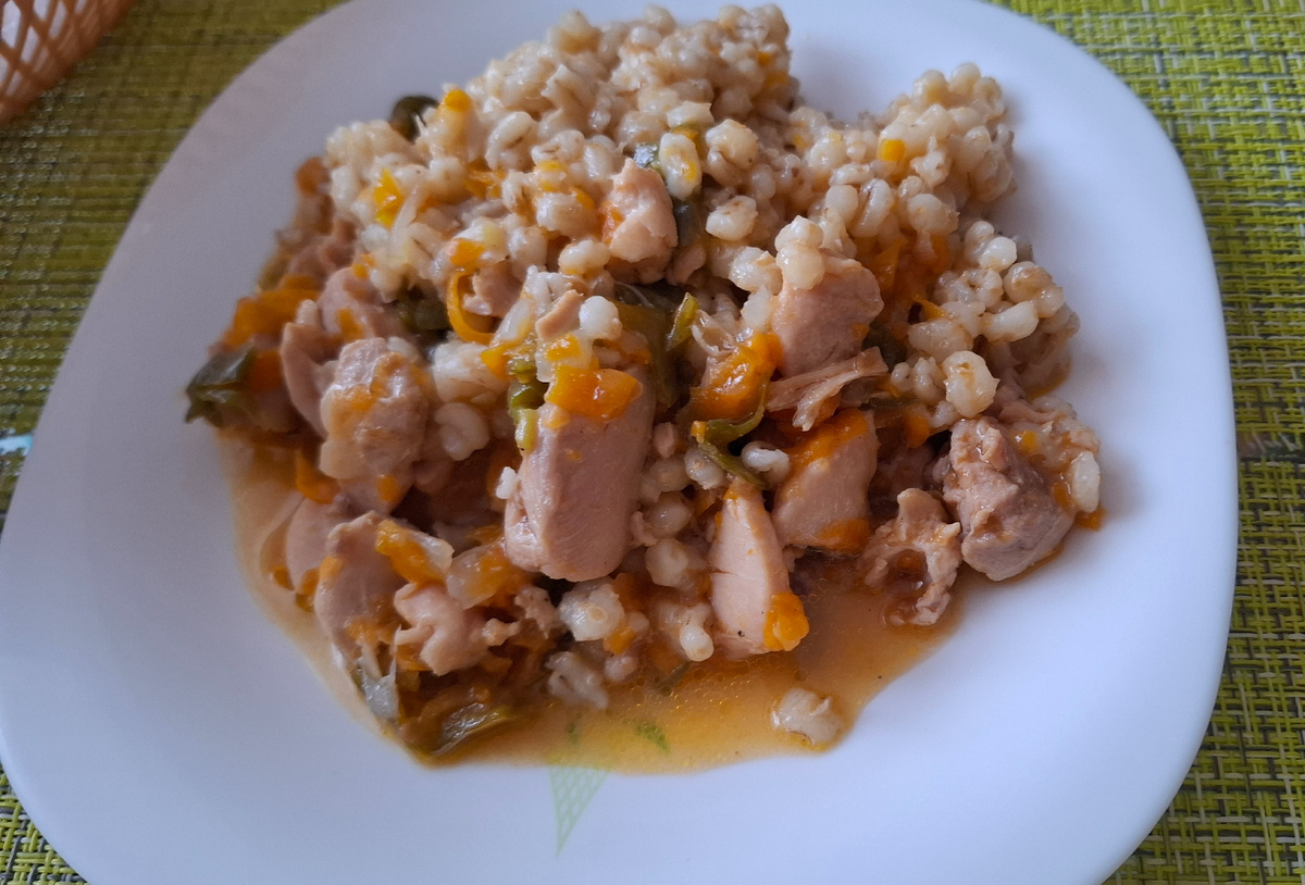 А ля плов из курицы и перловки. Выглядит аппетитно, мне кажется.