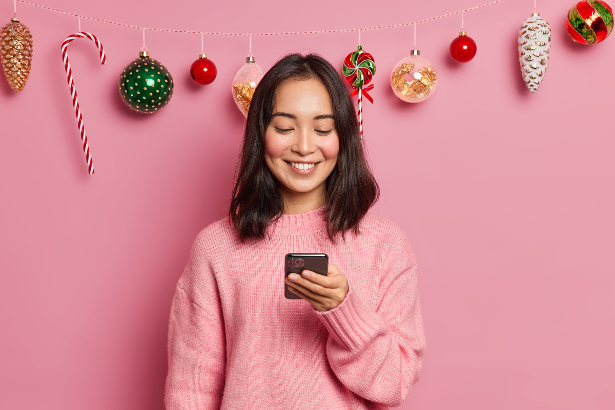     6 способов развешать гирлянды по дому без повреждения стен