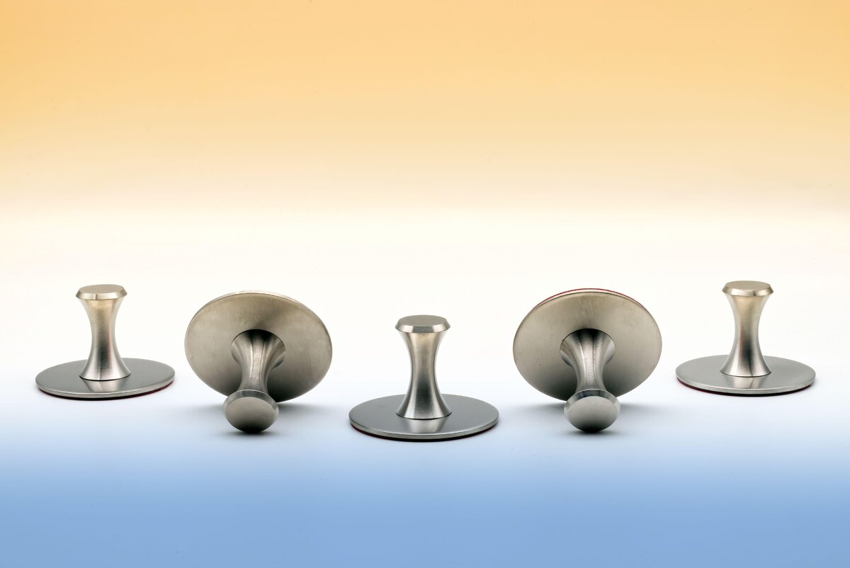    Самоклеящиеся крючкиLegion-Media