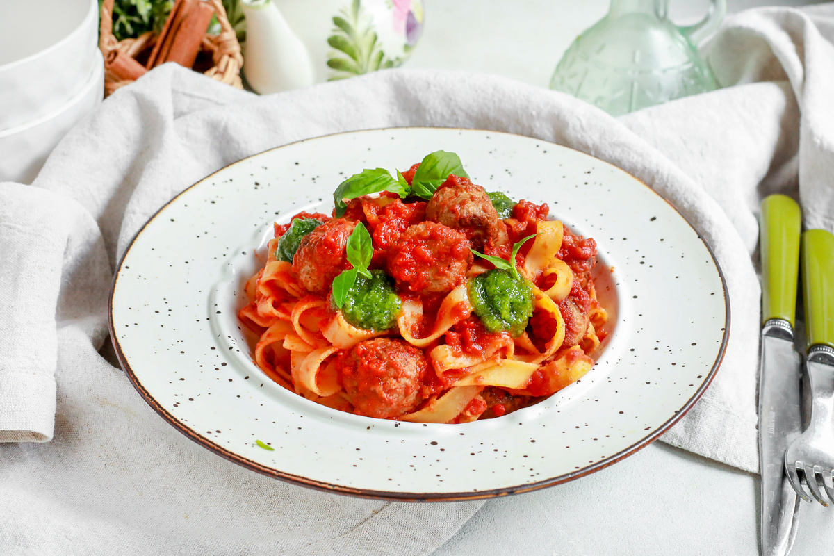 Веджи фрикадельки в томатном соусе с миндальным песто и тальятелле