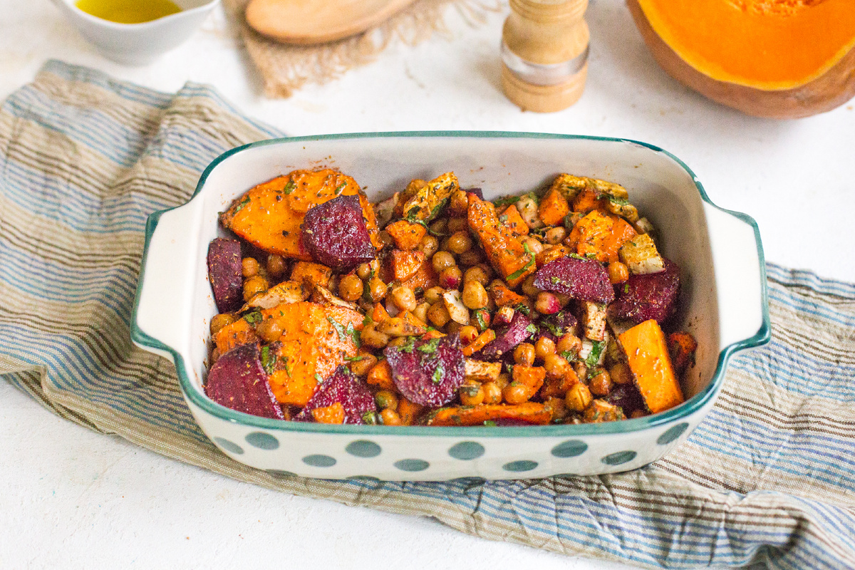 Нут, запеченный с овощами, травами и пряностями