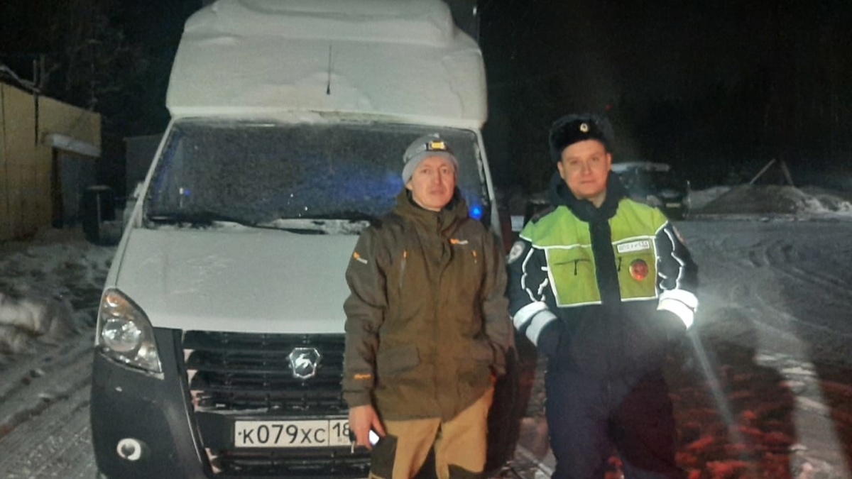    Сотрудники ГАИ Нефтеюганского района спасли водителя на трассе