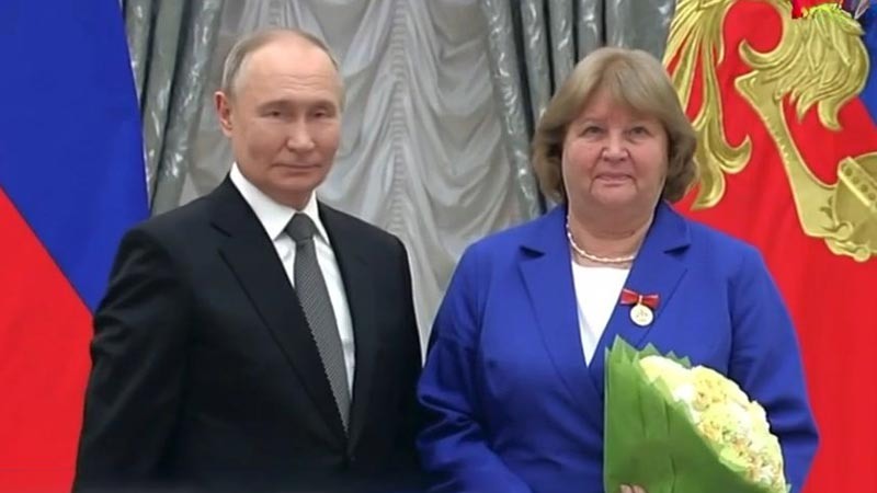    Учителя из Темиргоевской наградил Президент России