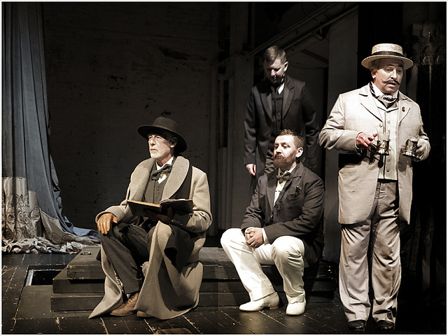 Гамлет. Театр Около. Фото - с официального сайта театра: https://www.okolo.ru/upload/resize_cache/iblock/140/640_480_2/jgaqgkq8qqdsw0euse5q7tnu8mx0al9v.jpg