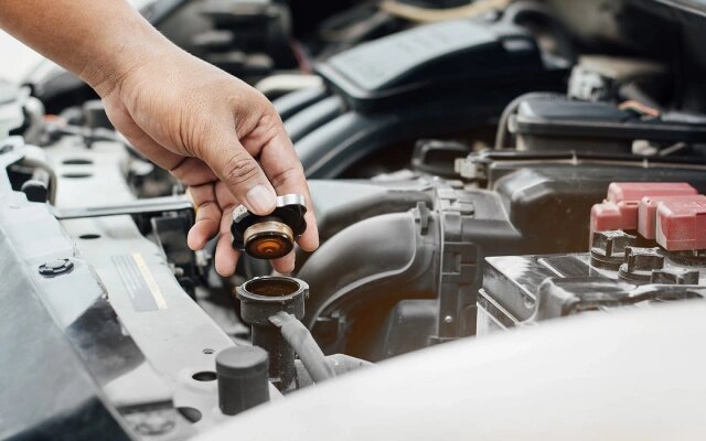 Пробка на устаревших моделях радиаторов имеет свойство со временем заклинивать (Фото: CC7 / Shutterstock / FOTODOM)