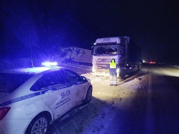    На выпавший на дорогу после ДТП груз наехал третий грузовик FAW, добавили в Госавтоинспекции