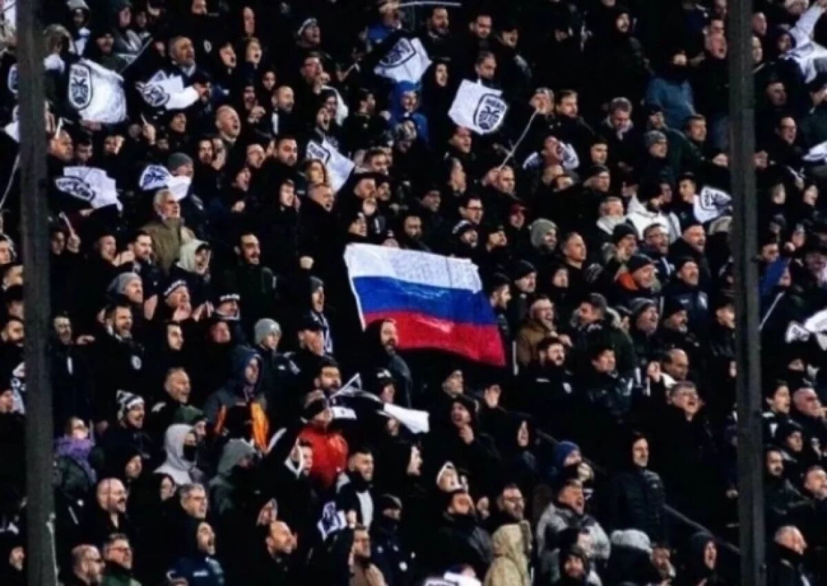    Футболист Чалов показал фотографию флага РФ на матче ПАОКа в Лиге Европы