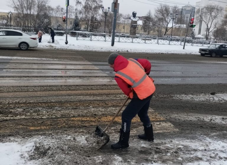    В Оренбурге коммунальщики расчищают улицы от снега Оренбуржье