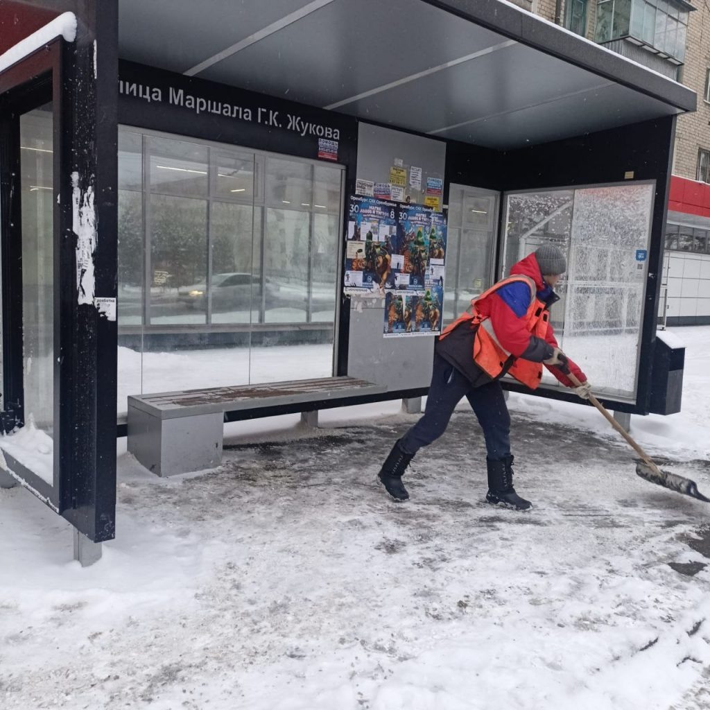    В Оренбурге коммунальщики расчищают улицы от снега Оренбуржье