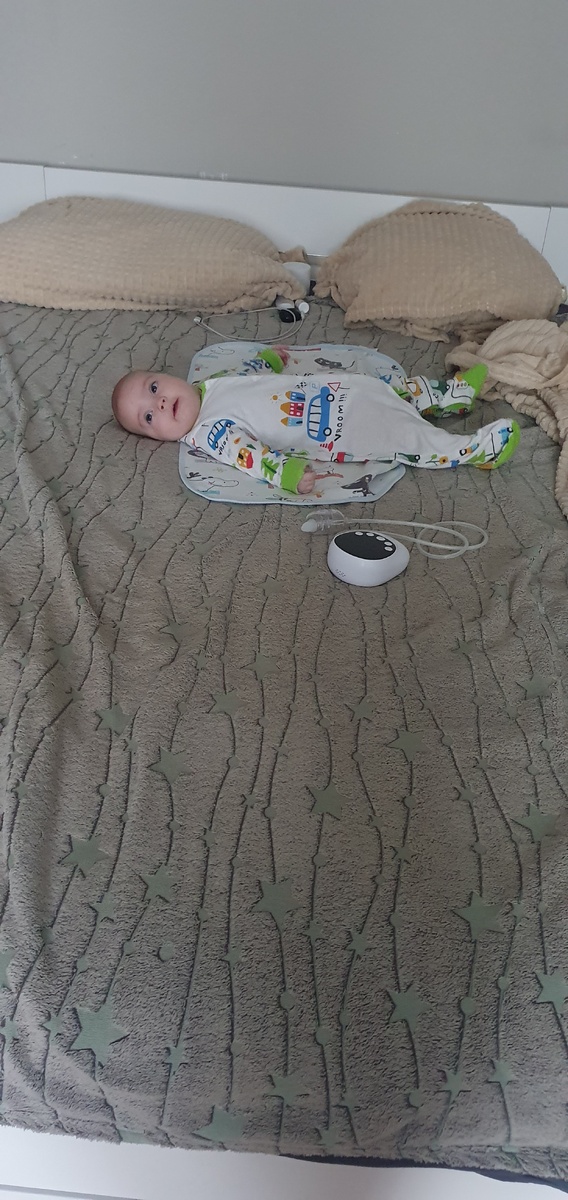 Лежит и даже не капризничает. 