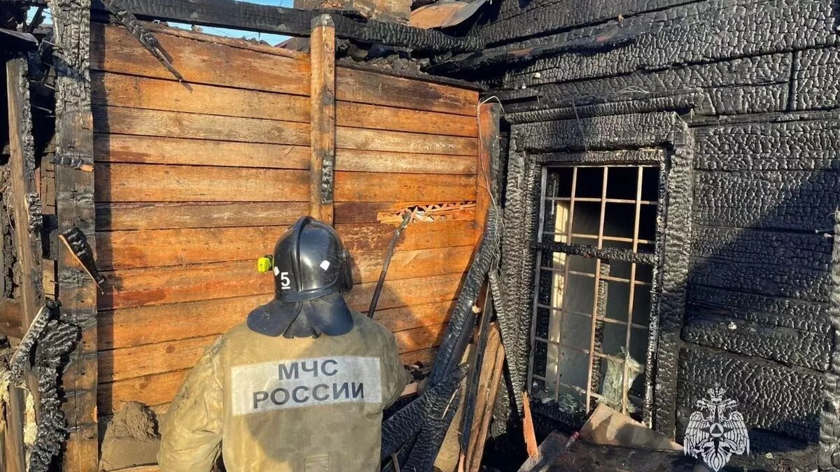 Пожар в николаевке красноярск. Пожар в николаевке сегодня. Горящий дом. Пожар в с николаевка 2010. Горящий дом.