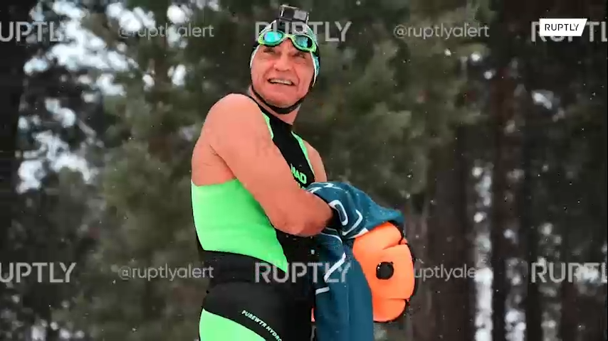     Врач из Красноярска создает рисунки на карте, плавая в ледяной воде