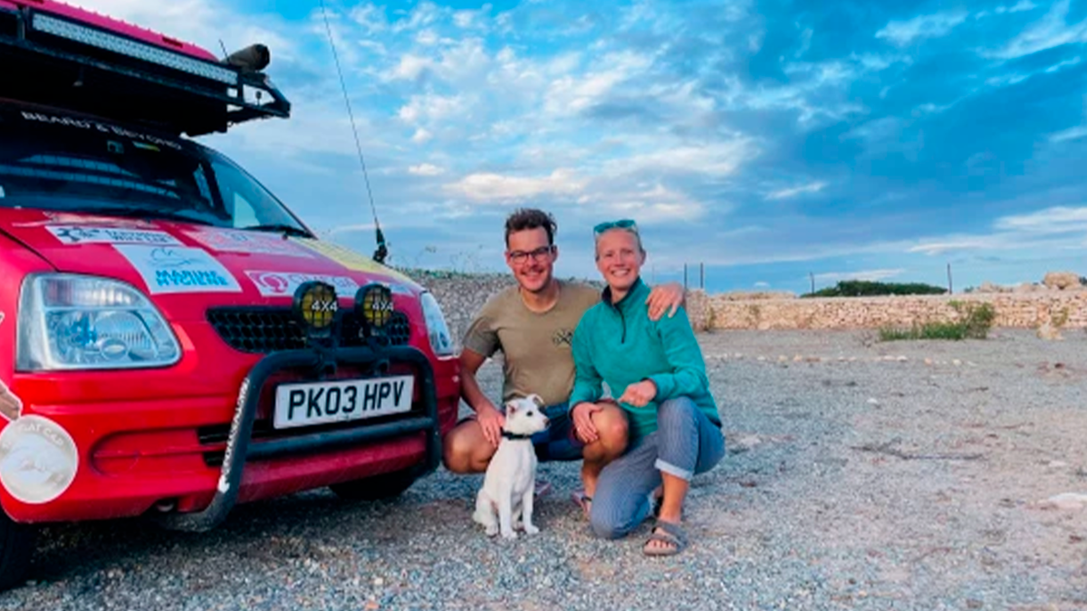    Щенок сам выбежал к семье, прося о помощи