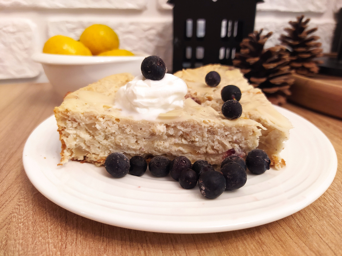 На фото с греческим йогуртом и черникой.