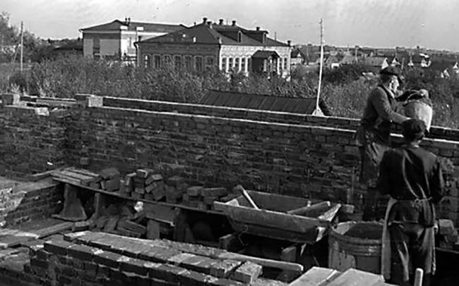 Строители из "Центростроя", город Покровск 1929 год. фото из rg.ru