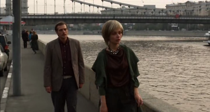 Главные герои фильма на набережной в Москве, вдалеке участники киномассовки. 