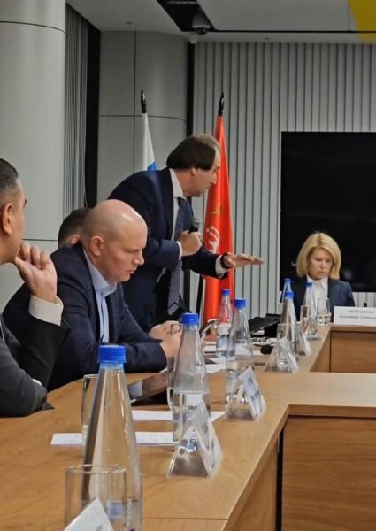 На совещании в Невской Ратуше с Минпромторгом и «Честным знаком» по вопросам маркировки. Выступает депутат Госдумы Сергей Лисовский