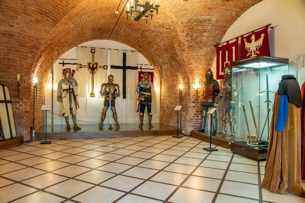 В зале, посвящённом Средневековью, представлены рыцарские доспехи и мечи. Фотография: Музейный комплекс «Фридландские ворота»