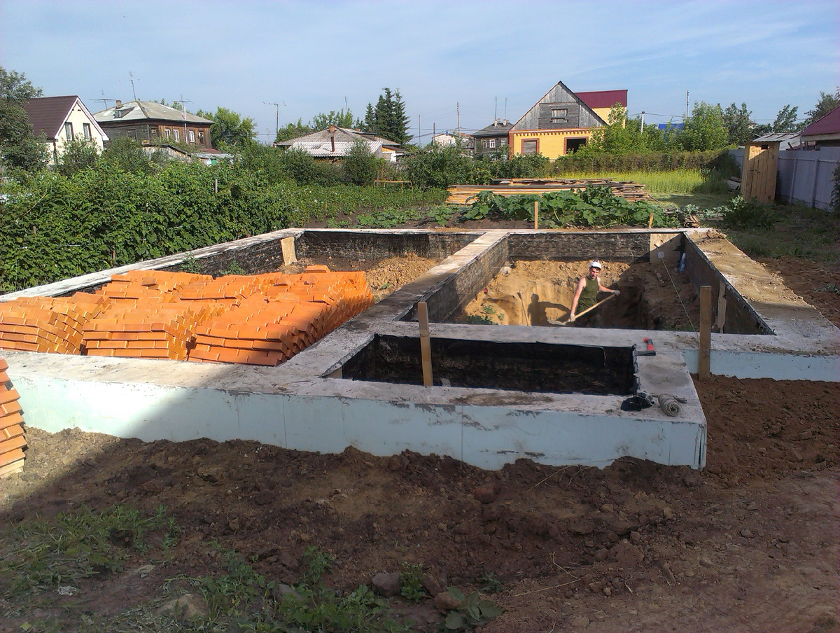 Фундамент без опалубки справа видна отсыпка глиной отмоски.