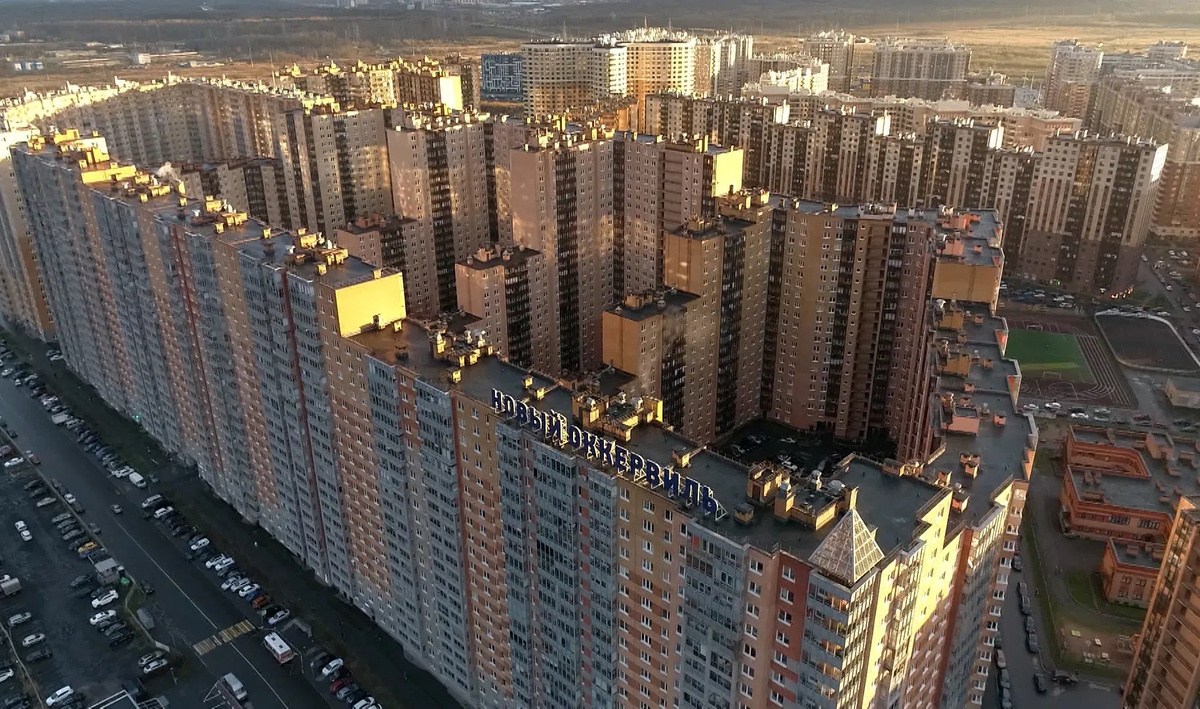 Вот он - самый большой дом в России. Про него даже в английской прессе писали. Говорят, в Питере сейчас строят дом еще больше, в Приморском районе