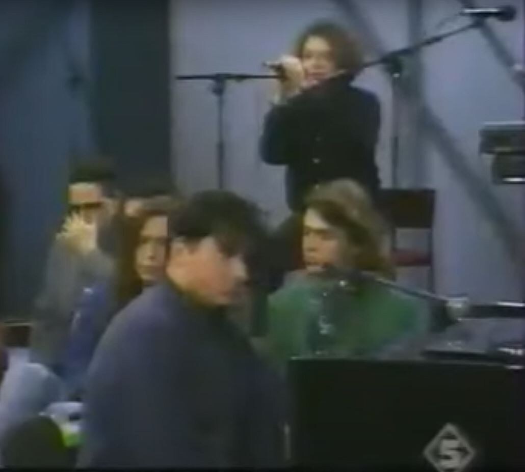 фрагмент из видео выступления группы Агата Кристи, песня Ладно