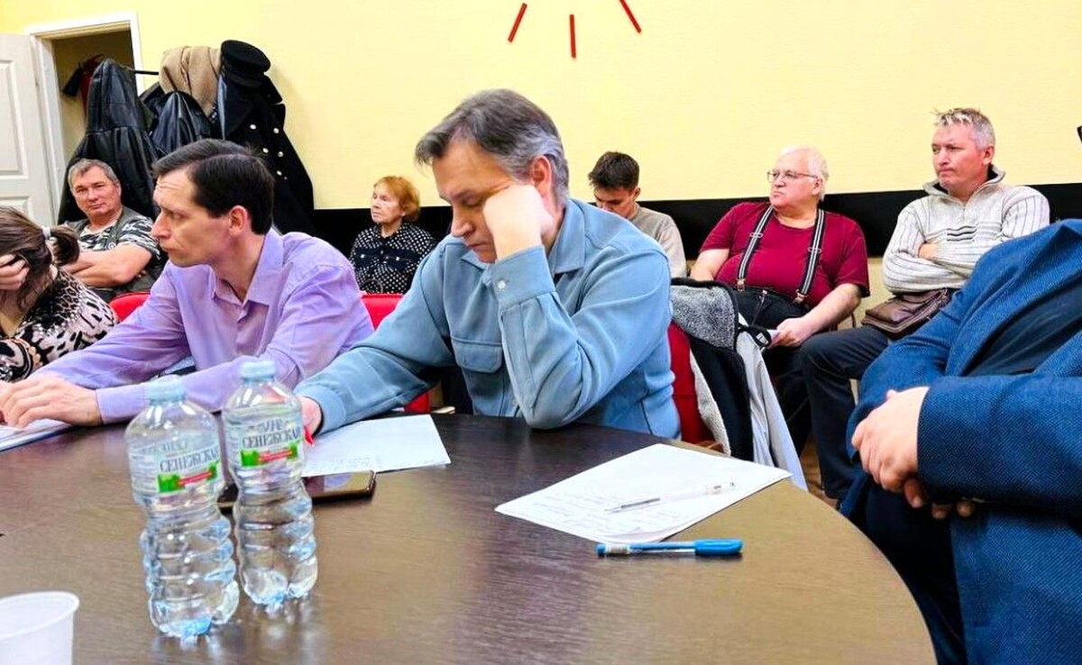                                                        Д.Крайнов (в центре) Фото из открытых источников