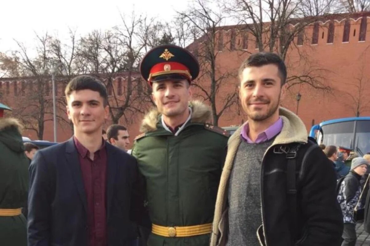    Будущий Герой России со школы мечтал стать военным.