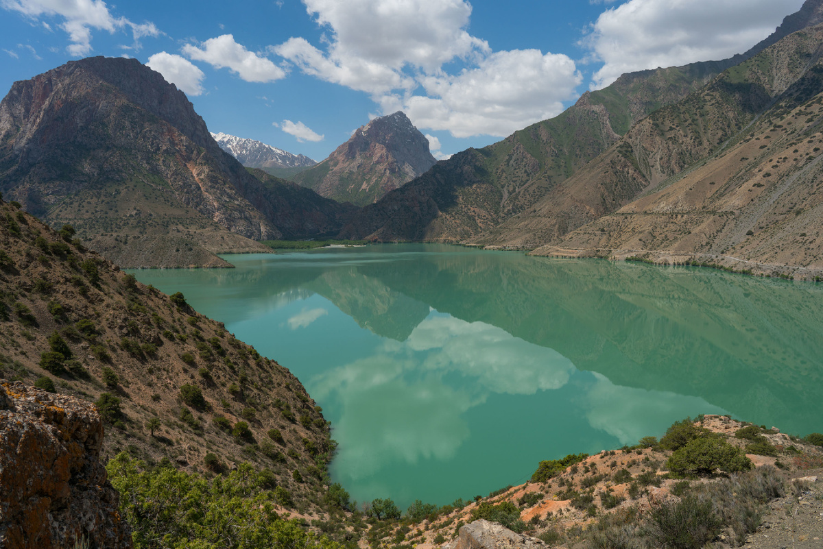 Нет ничего более величественного, чем горы. Завораживающая красота горных пиков по всему миру всегда притягивали к себе внимание людей. Озеро Искандеркуль в Таджикистане.
