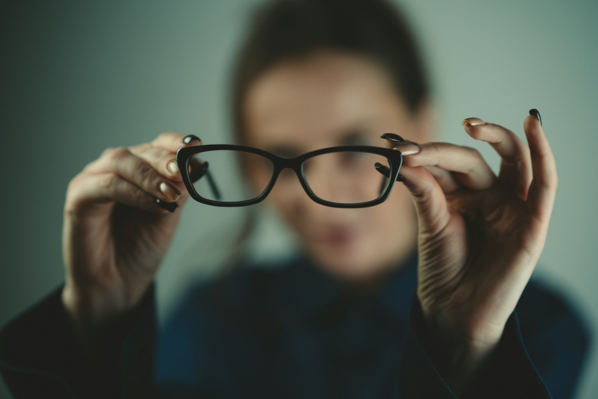     Больная тема: что сделать, чтобы очки не спадали с носа