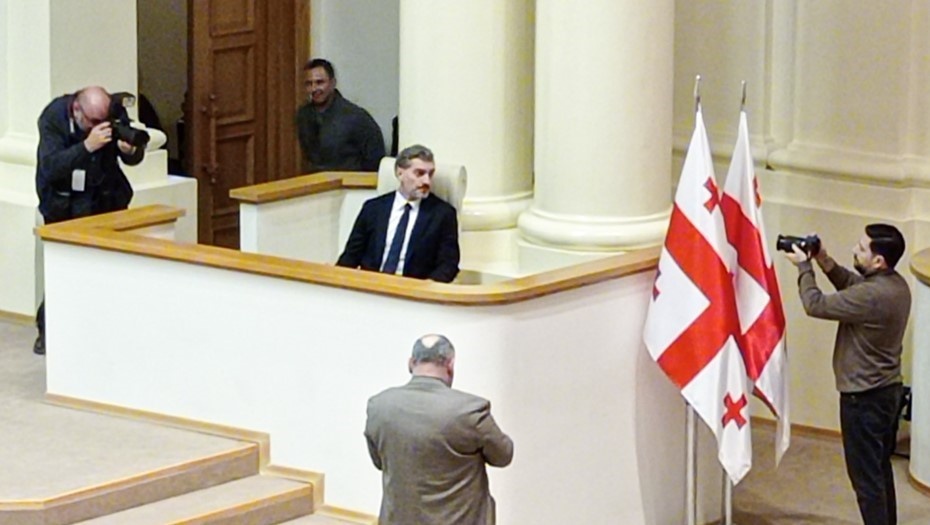    Избранный президент Грузии Михаил Кавелашвили (за трибуной) в здании парламента. Автор фото: Инна Кукуджанова/ТАСС