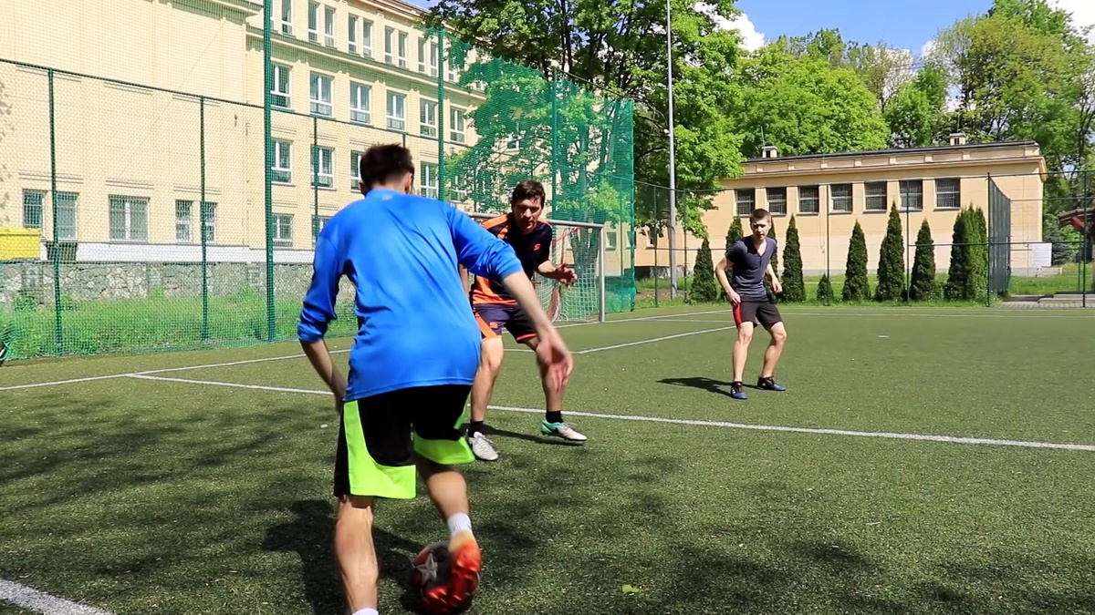 Нападающий (в синем) двигается на зашитников.