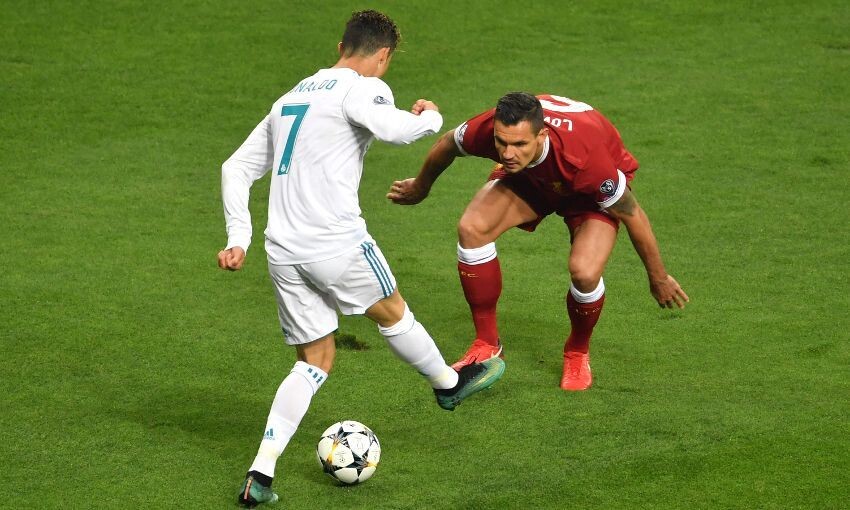 Криштиану Роналду использует финты чтобы обыграть пласирующегося защитника