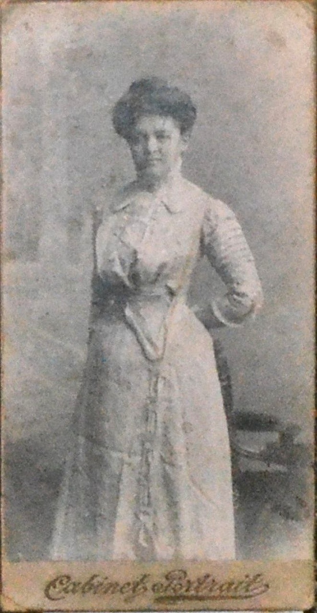 Екатерина Александровна Николаева, средняя из трёх сестёр Николаевых (1885 г. р.)- учительница Краматорского заводского училища, 1915 год. 