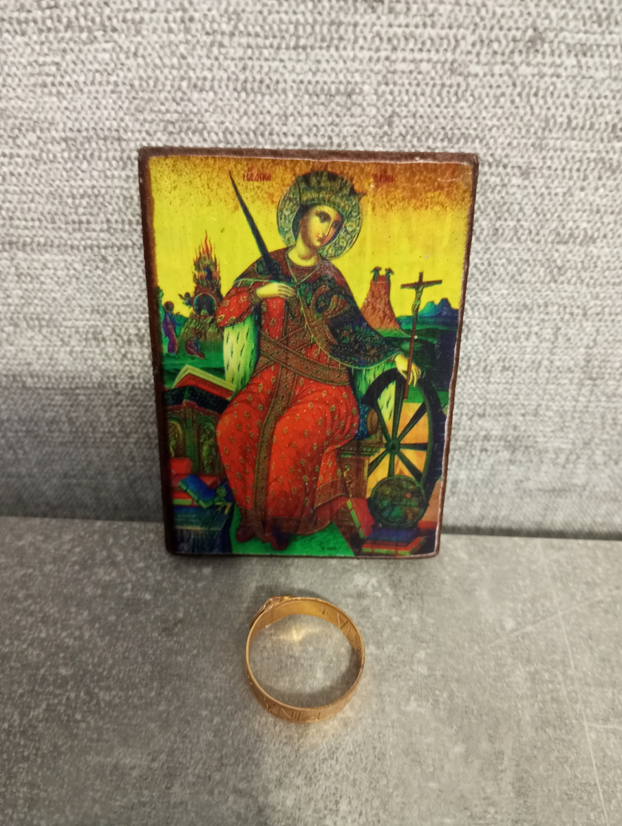 Иконка святой Екатерины. К ней дают бесплатно такое вот колечко. Обратите внимание также на колесо на иконе. Кратко о житие святой и значении этих символов читайте далее в моей статье