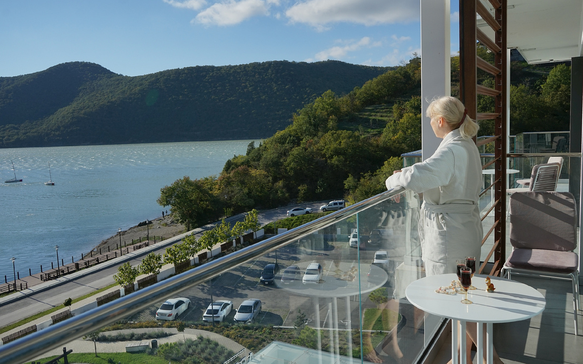 Вид на оз. Абрау с балкона отеля, фото автора