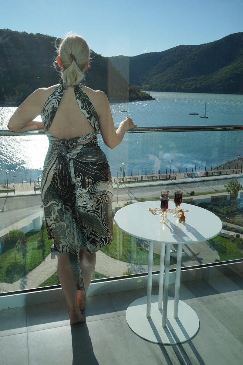 Балкон с видом на оз. Абрау в середине октября 2024 года, фото автора